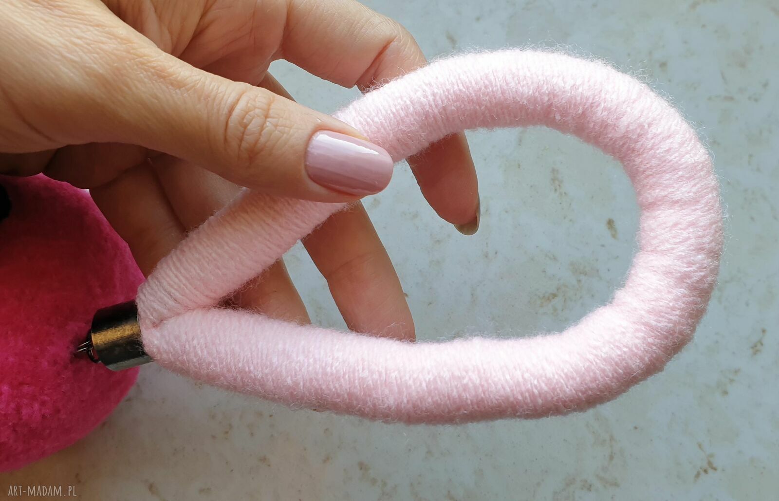 Różowa zawieszka na klamkę z pomponów i frędzlem (handmade)