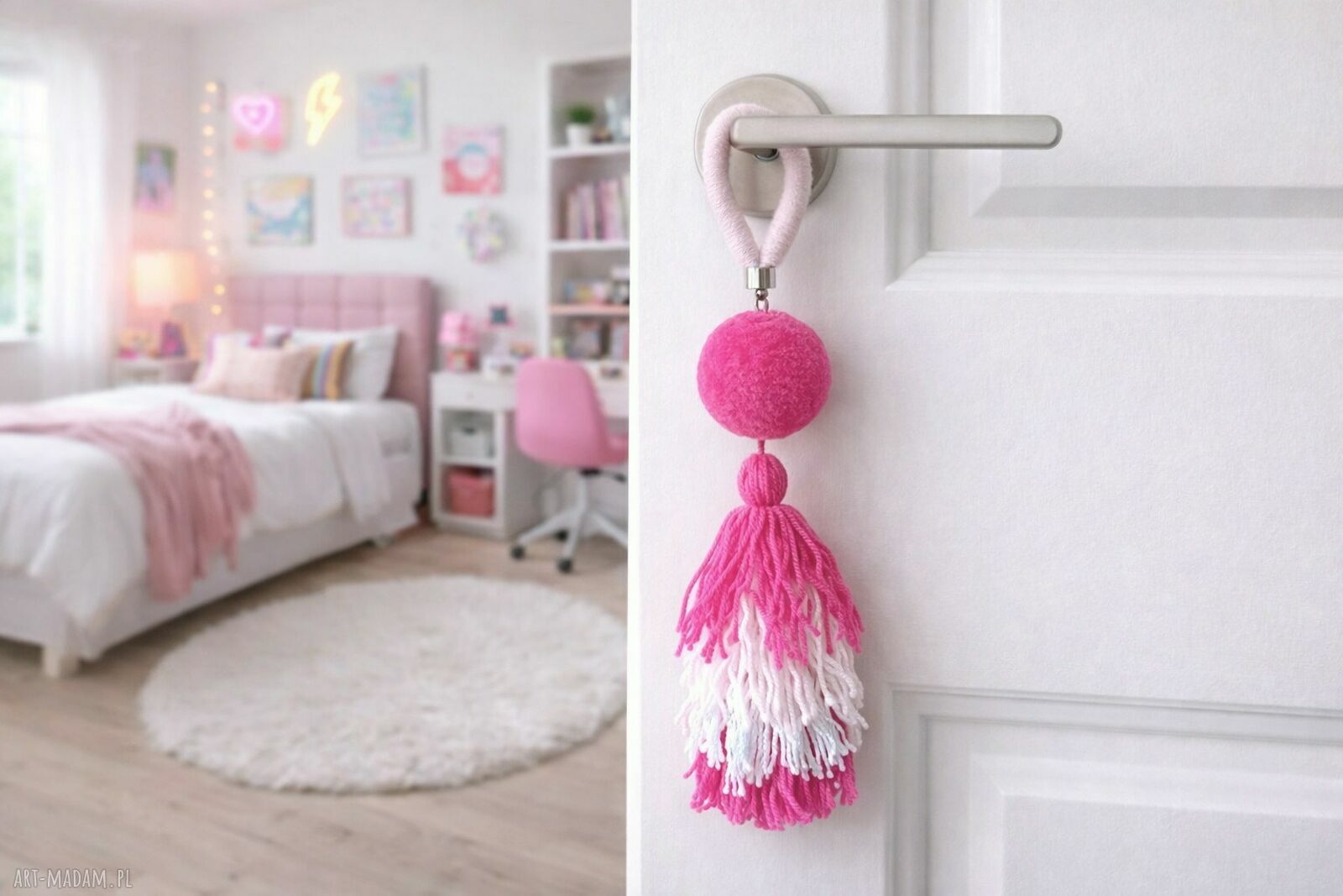 Różowa zawieszka na klamkę z pomponów i frędzlem handmade