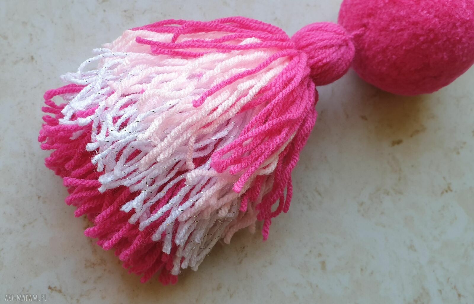 Różowa zawieszka na klamkę z pomponów i frędzlem (handmade)