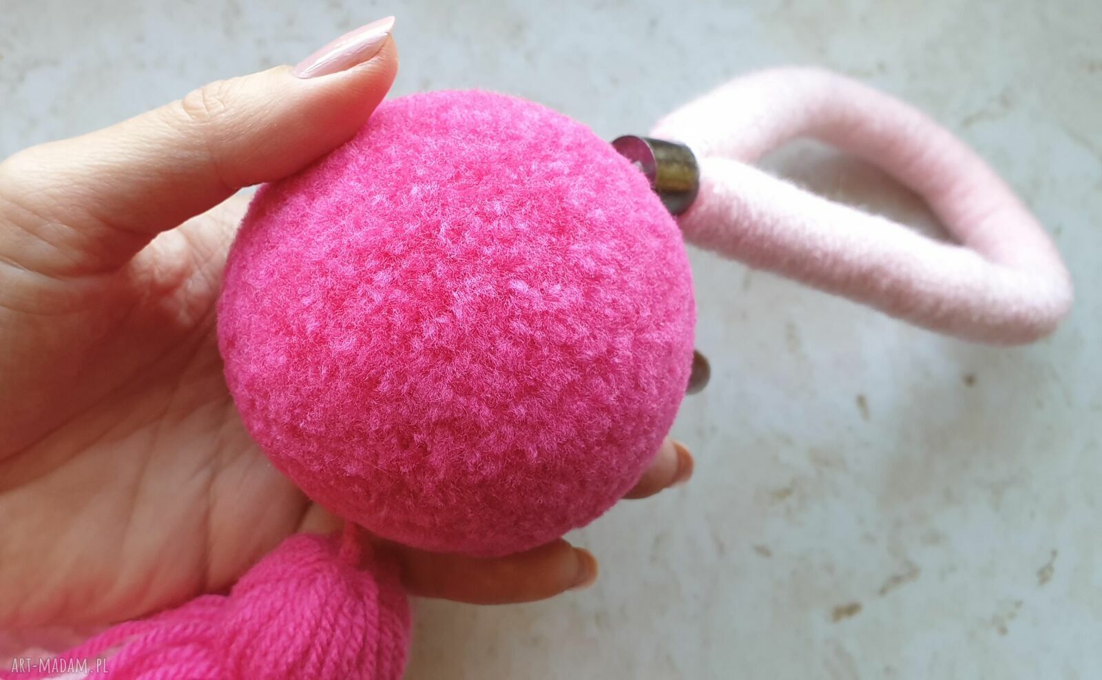 Różowa zawieszka na klamkę z pomponów i frędzlem (handmade)