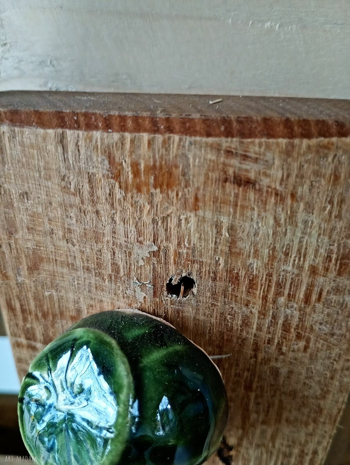Ceramiczna zawieszka na ścianę z makówkami i liściem