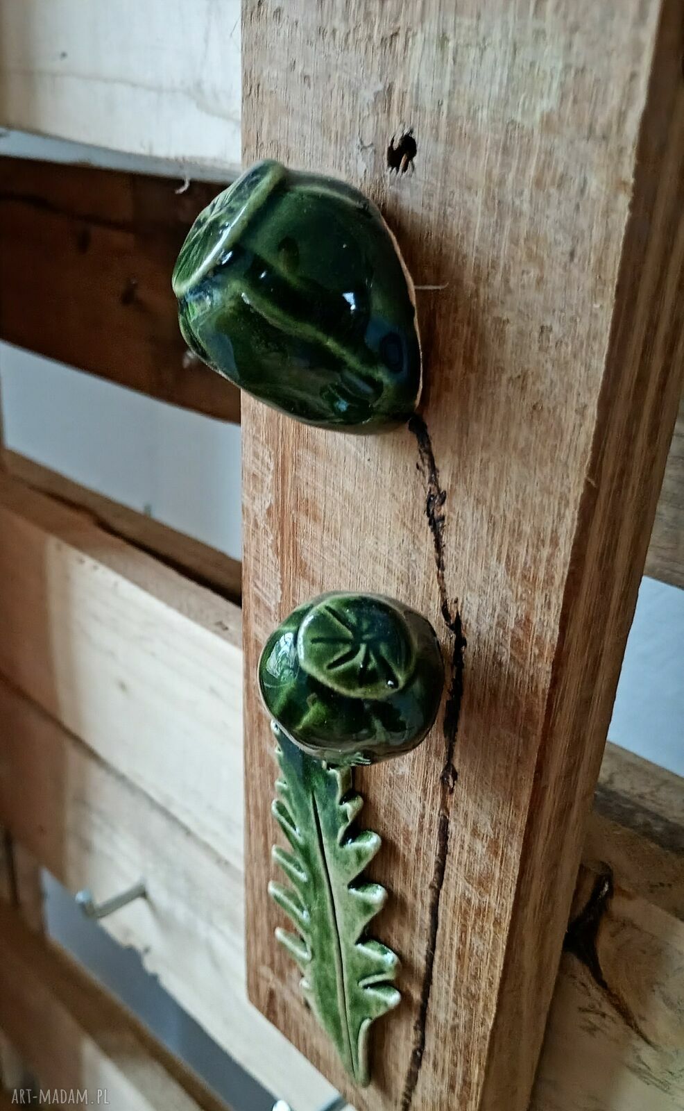 Ceramiczna zawieszka na ścianę z makówkami i liściem