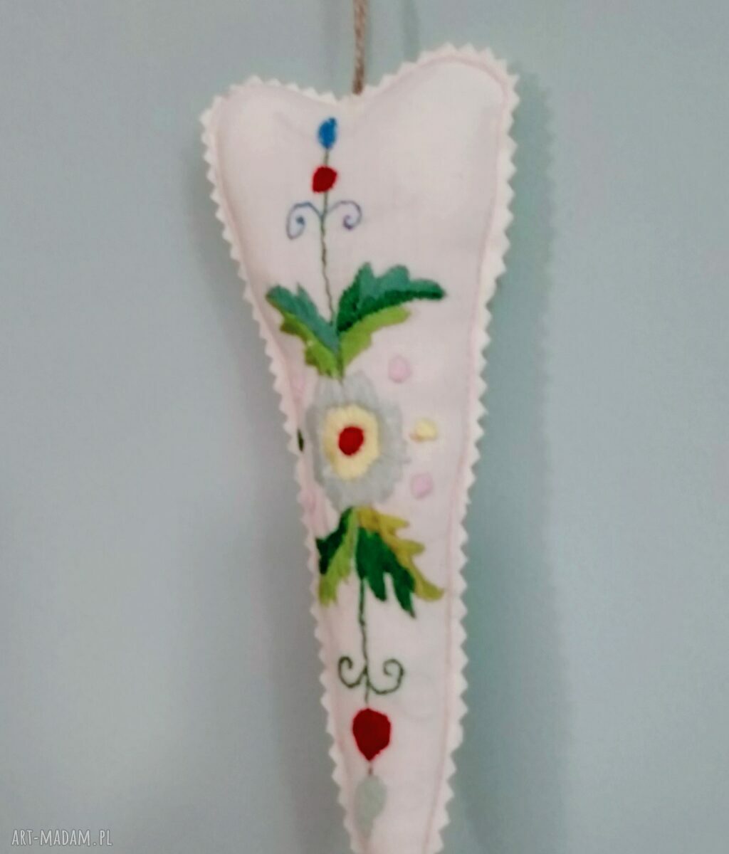 Płócienne serce z haftem ręcznym - zawieszka folkowa Lhotse Design