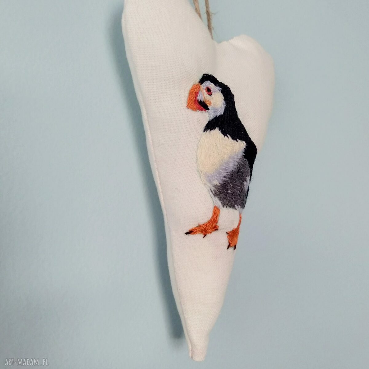 Zawieszka ozdobna z haftem - serduszko z maskonurem (Lhotse Design)