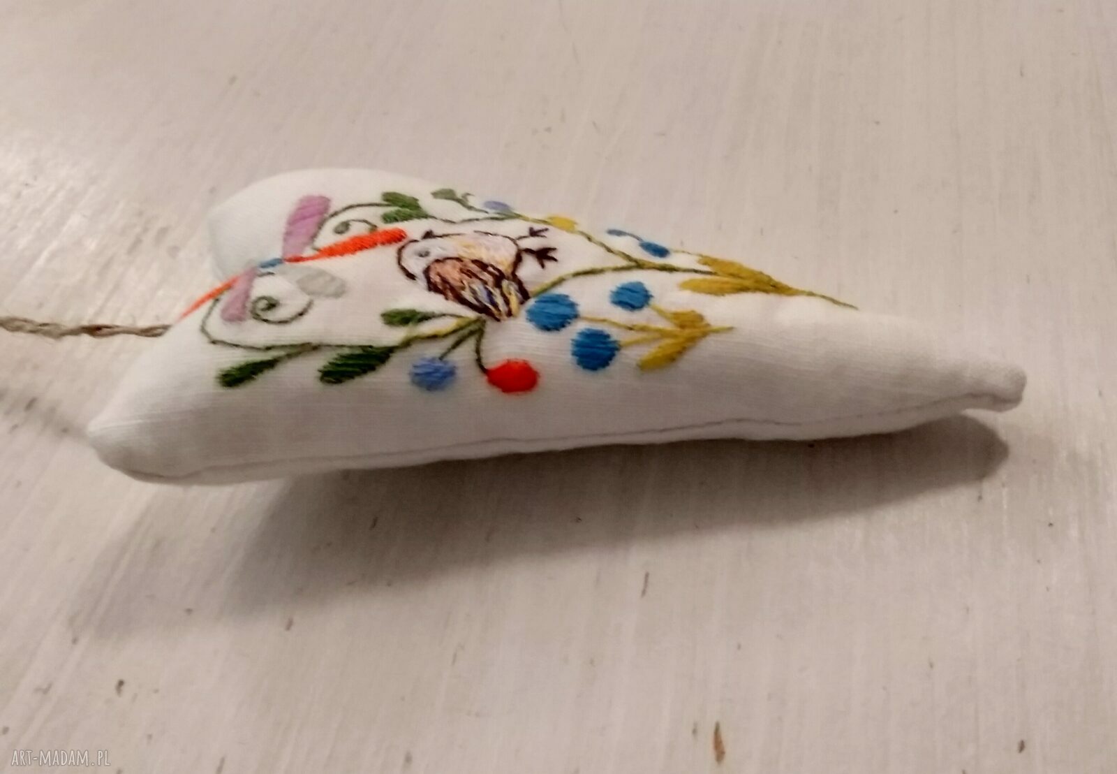 Lniane serduszko - ręcznie haftowana zawieszka ozdobna w stylu art folk