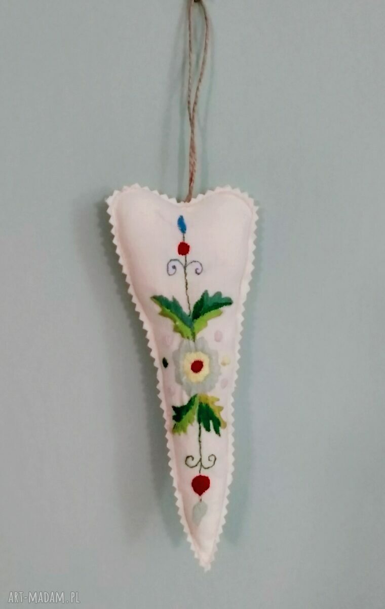 Płócienne serce z haftem ręcznym - zawieszka folkowa Lhotse Design