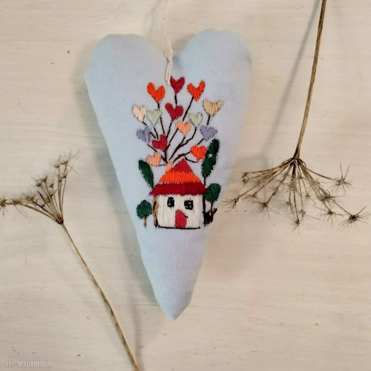 Zawieszka ozdobna z haftem - lniane serduszko Lhotse Design