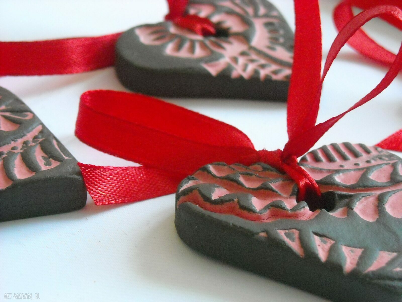 Zestaw 5 ceramicznych zawieszek na choinkę - serca z czerwoną wstążką