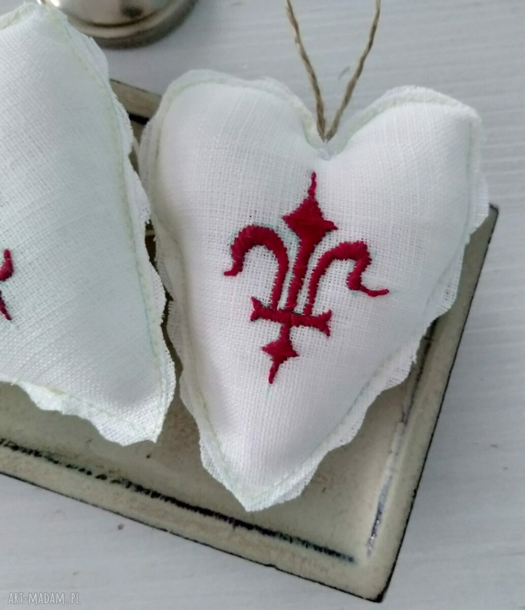 Zawieszki ozdobne Lilja francuska - haftowane serduszka