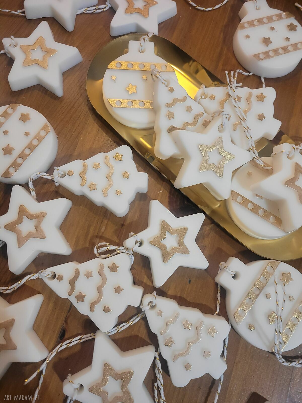 Zawieszki świąteczne handmade z wosku sojowego - białe, ręcznie malowane