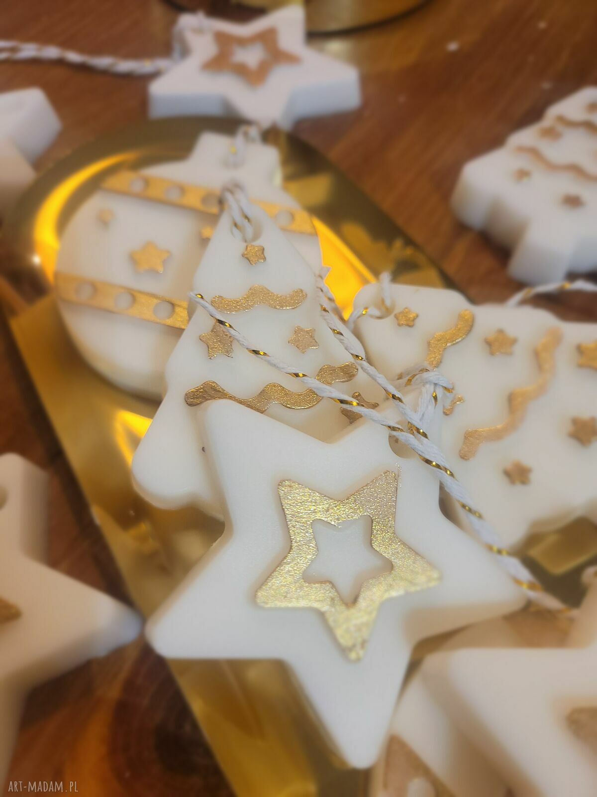 Zawieszki świąteczne handmade z wosku sojowego - białe, ręcznie malowane