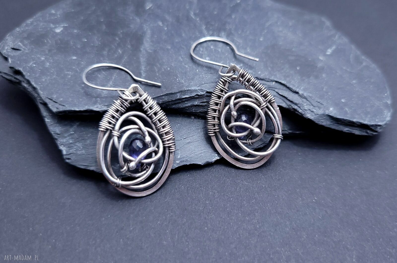 Minimalistyczne kolczyki wire wrapping ze srebra 925 z iolitami