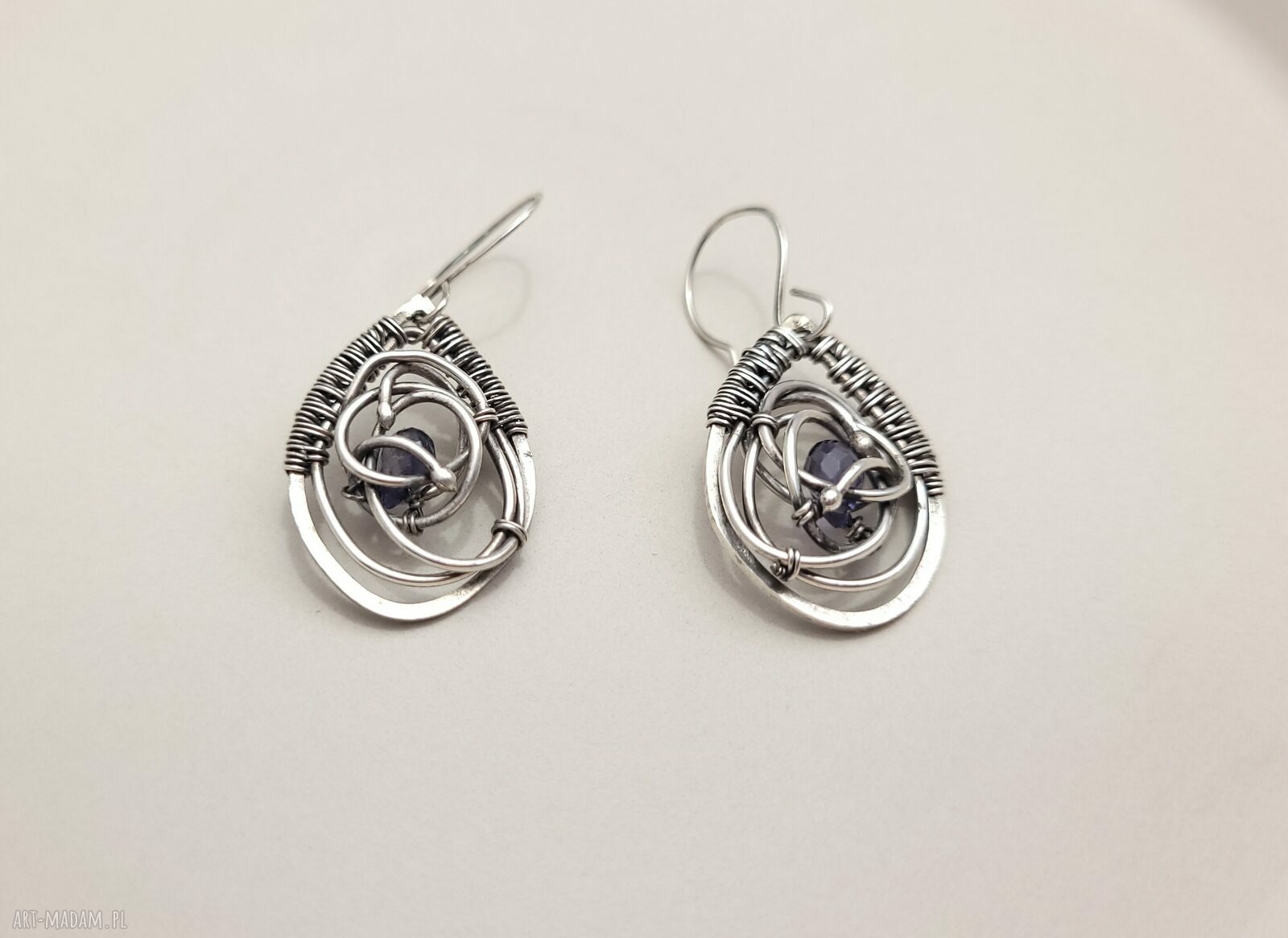 Minimalistyczne kolczyki wire wrapping ze srebra 925 z iolitami