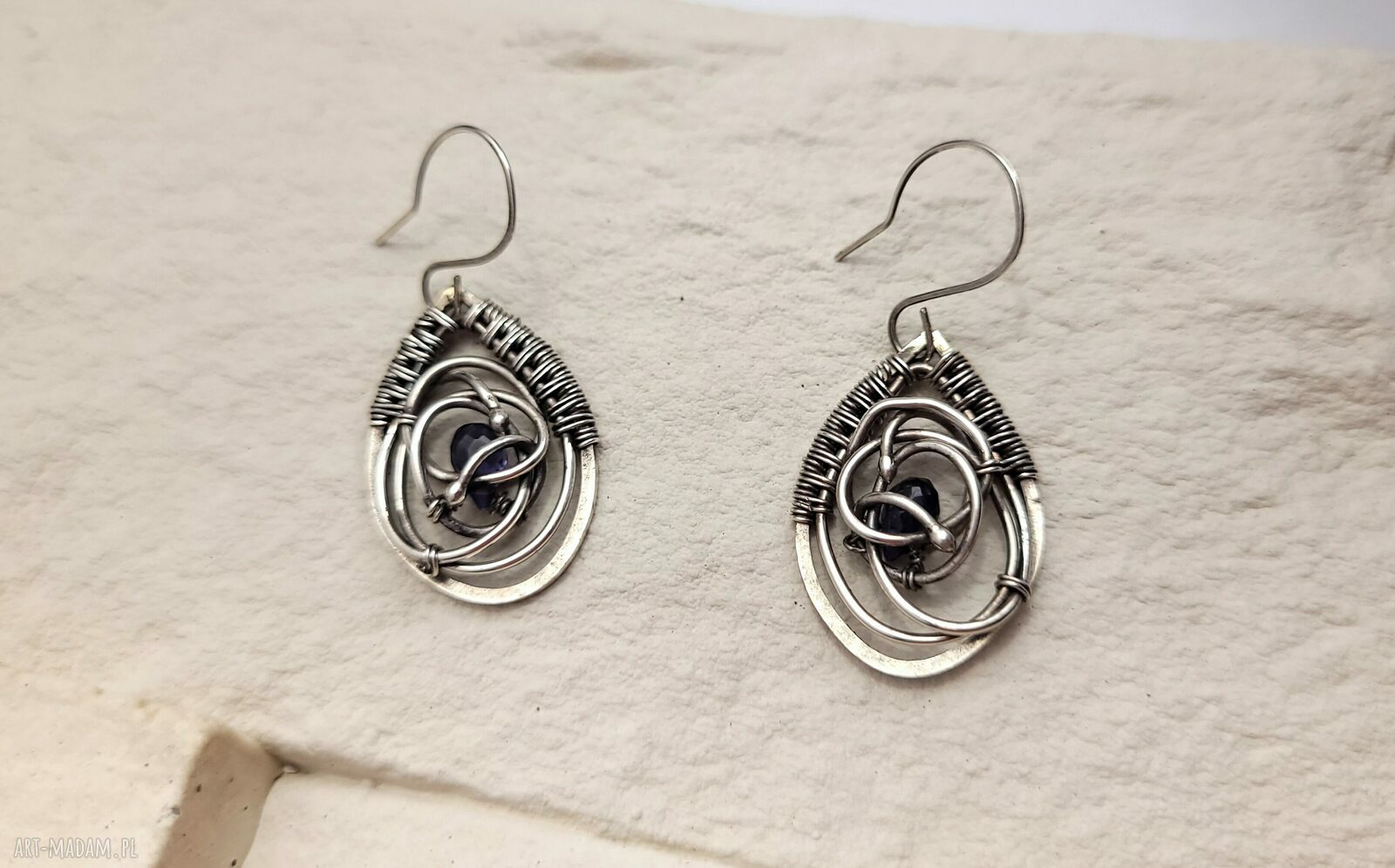 Minimalistyczne kolczyki wire wrapping ze srebra 925 z iolitami