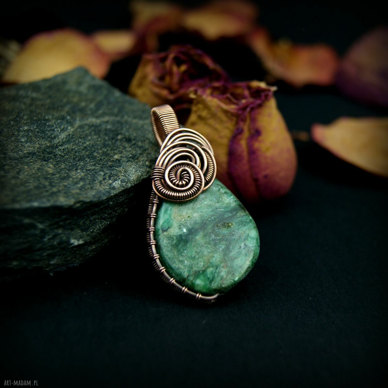 Wisiorek ze szmaragdem - ręcznie wykonany wire wrapping z miedzianego drutu