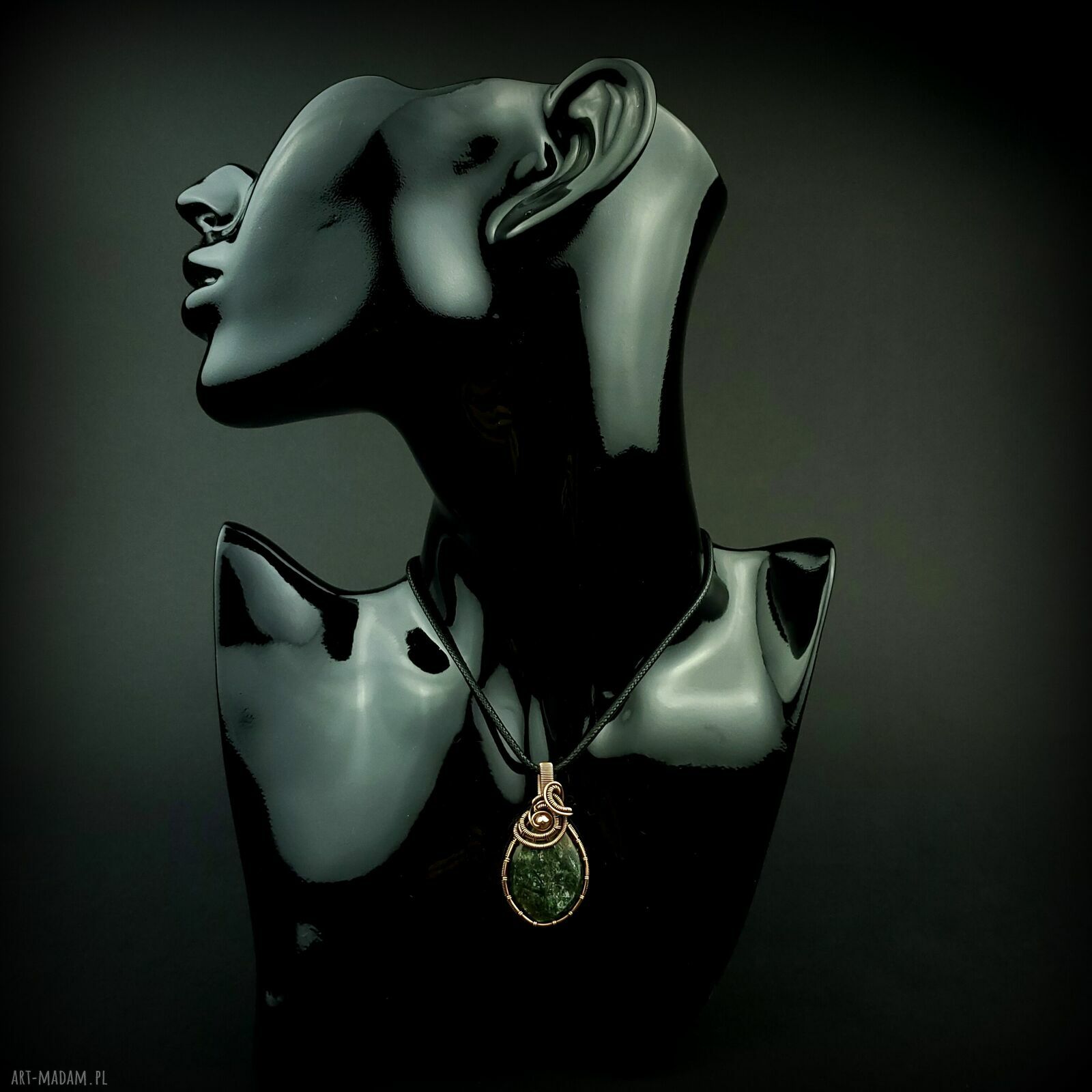 Ręcznie robiony wisiorek ze szmaragdem w miedzi (wire wrapping)