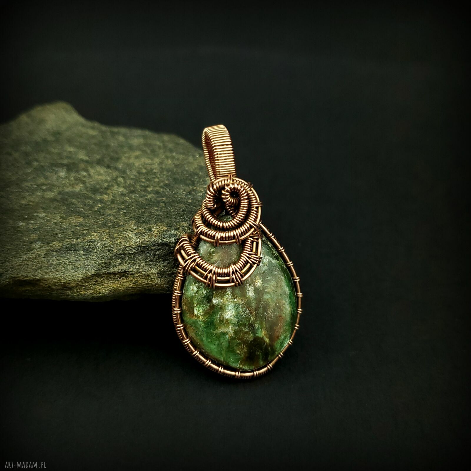 Wisiorek ze szmaragdem wire wrapping - spokój i piękno w miedzianej oprawie