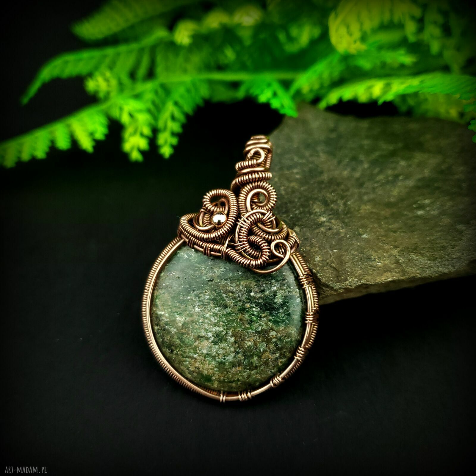 Wisiorek ze szmaragdem - duży wisior wire wrapping z miedzią i hematytem