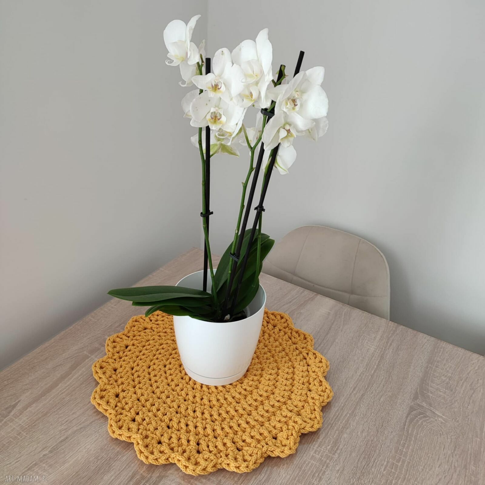 Okrągła podkładka ze sznurka szydełkowana 42 cm