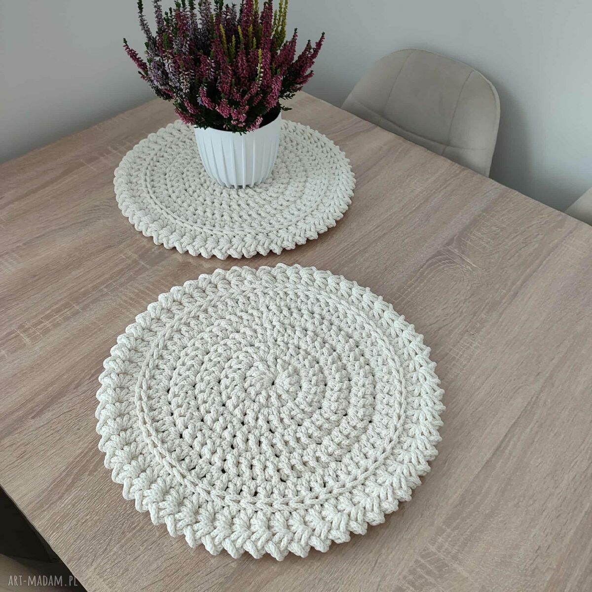 Okrągła podkładka szydełkowa ze sznurka bawełnianego 38 cm