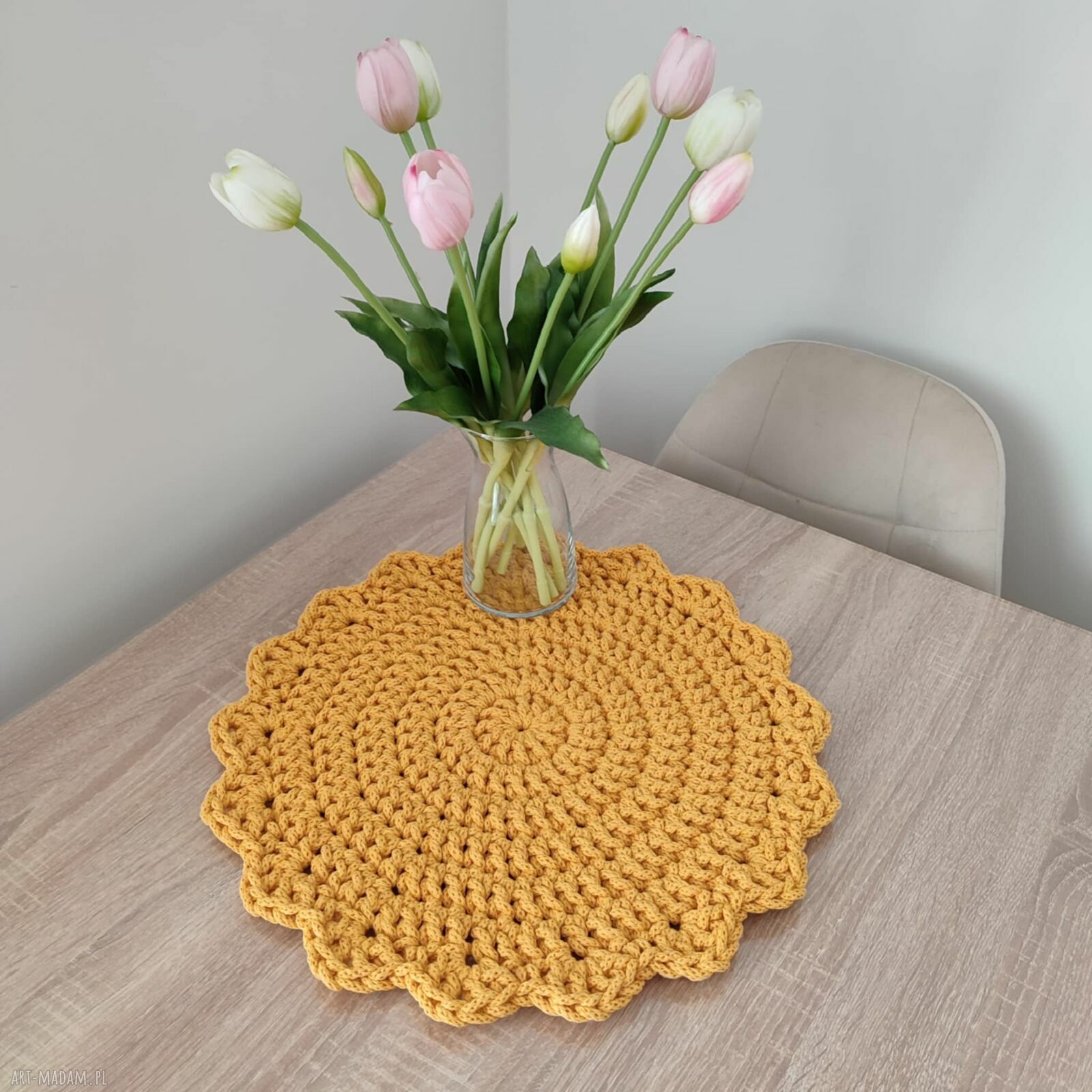 Okrągła podkładka ze sznurka szydełkowana 42 cm