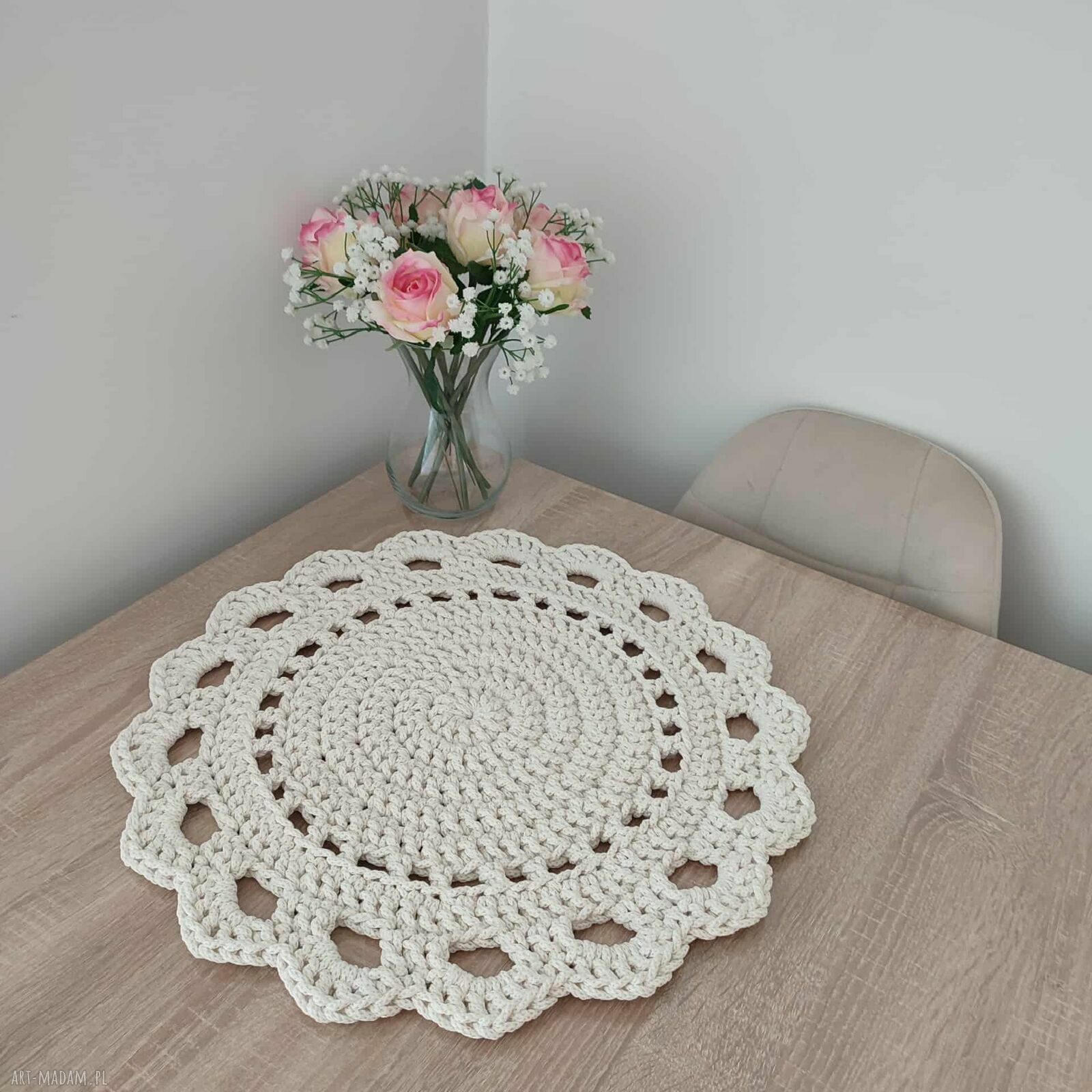 Okrągła podkładka ze sznurka bawełnianego 50 cm, szydełkowa