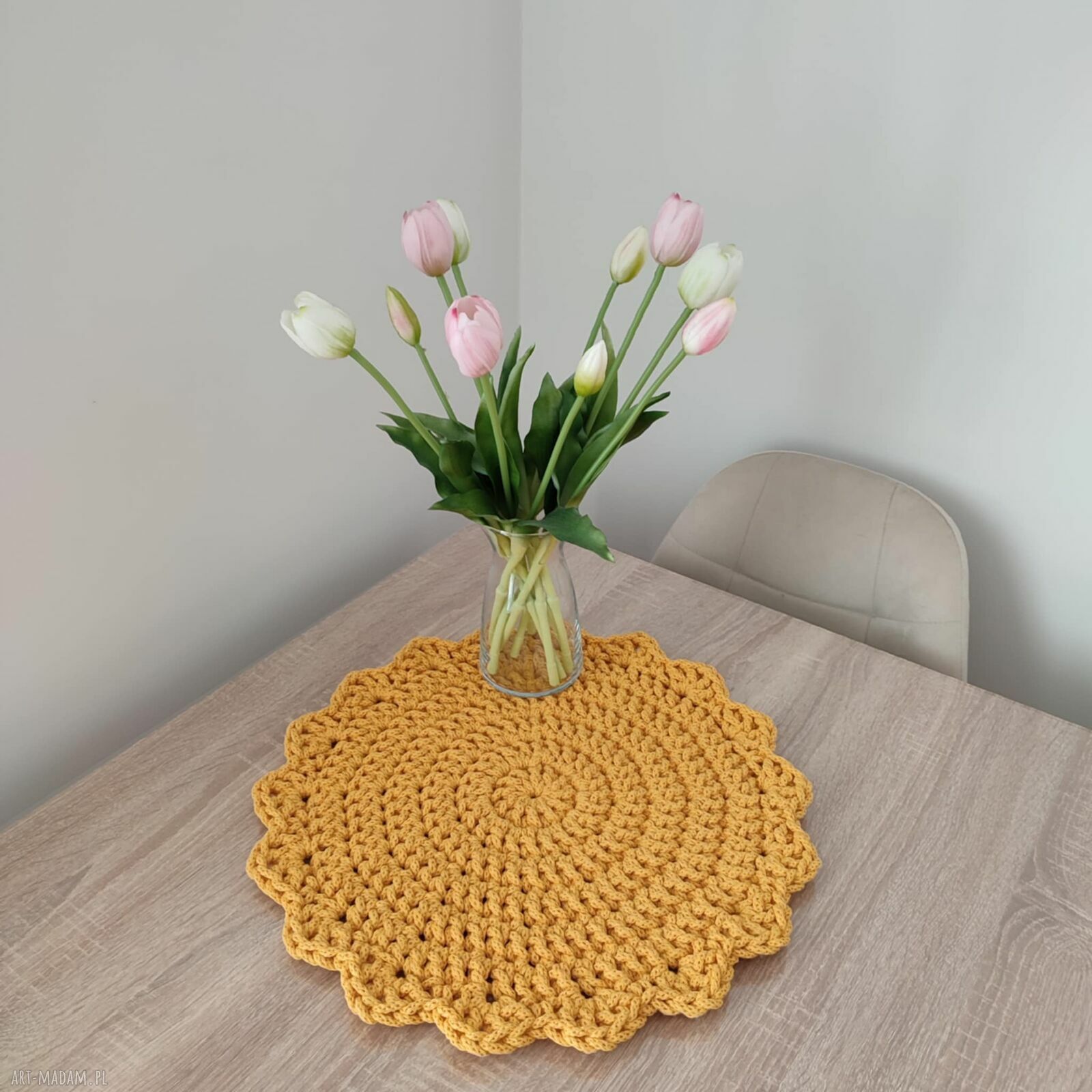 Okrągła podkładka ze sznurka szydełkowana 42 cm