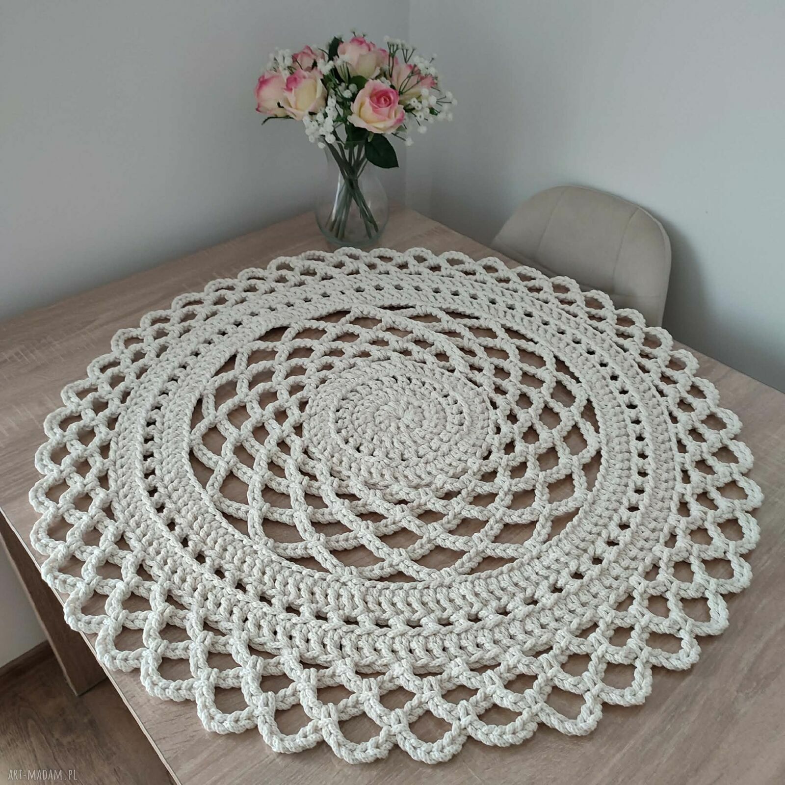 Okrągła serweta szydełkowa ze sznurka bawełnianego 80 cm - handmade