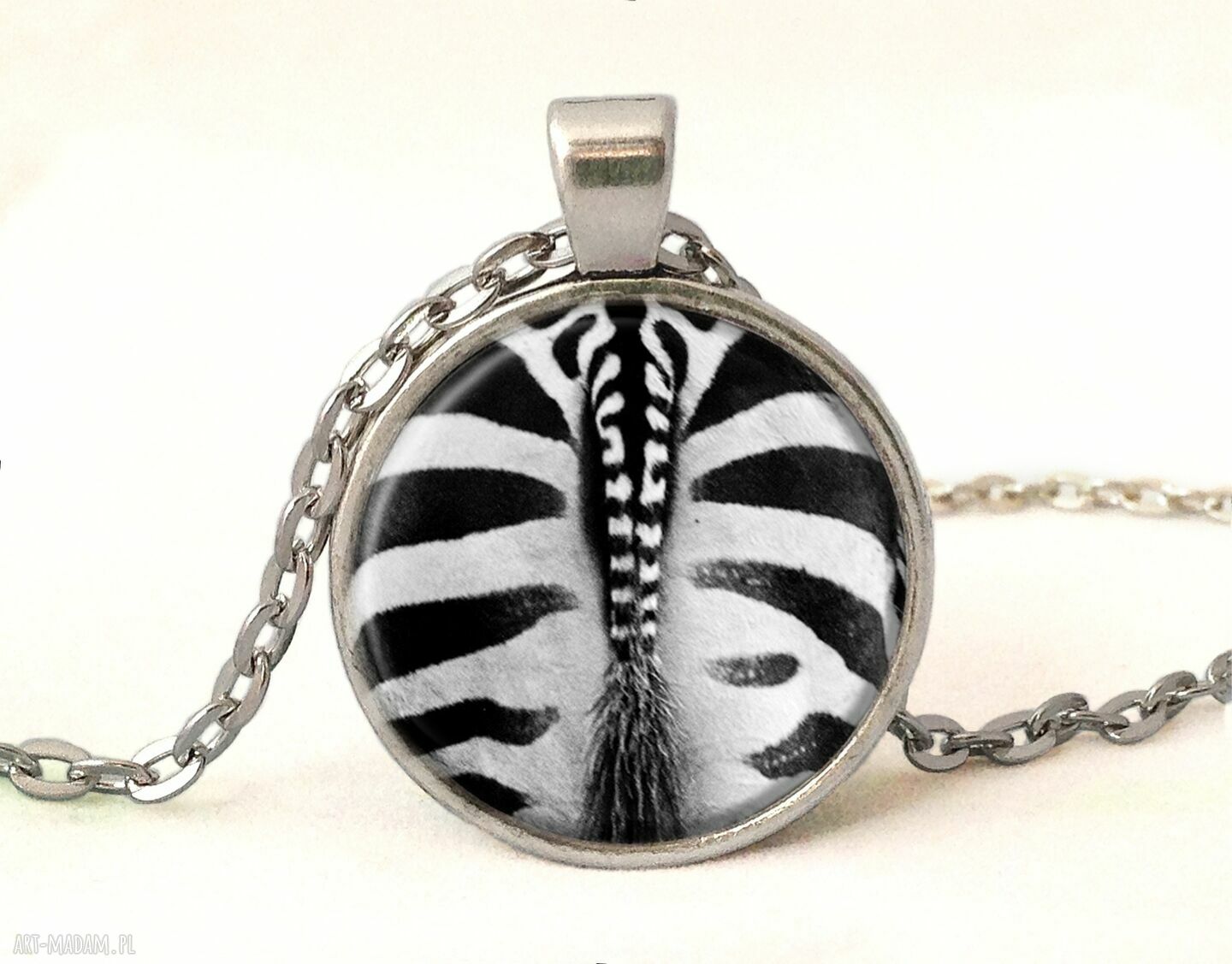 Zebra - małe kolczyki wiszące z powiększającą soczewką