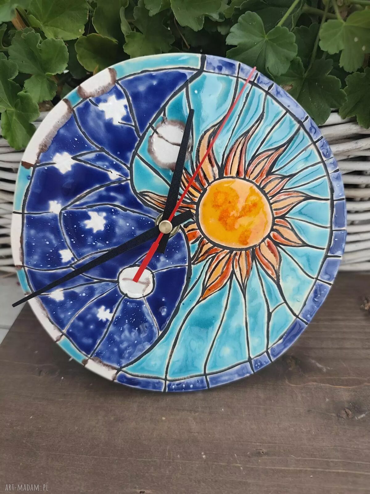 Kolorowy zegar ceramiczny z motywem słońca i gwiazd
