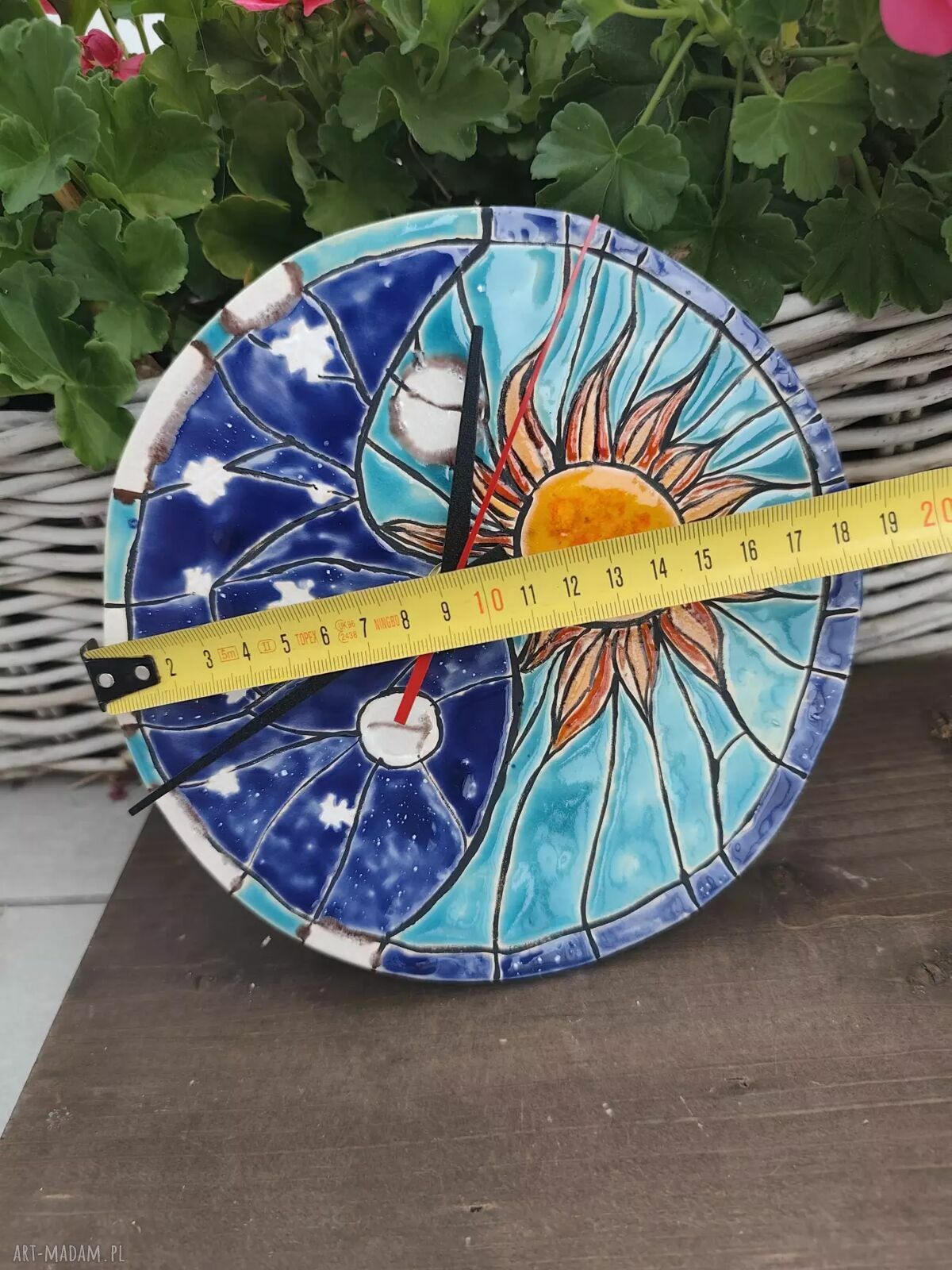 Kolorowy zegar ceramiczny z motywem słońca i gwiazd