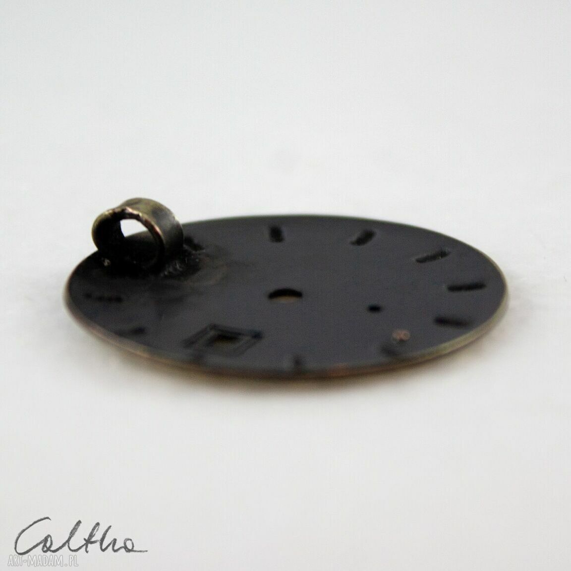 Zegarowy mosiężny wisiorek OOAK z tarczą starego zegarka - steampunk z patyną