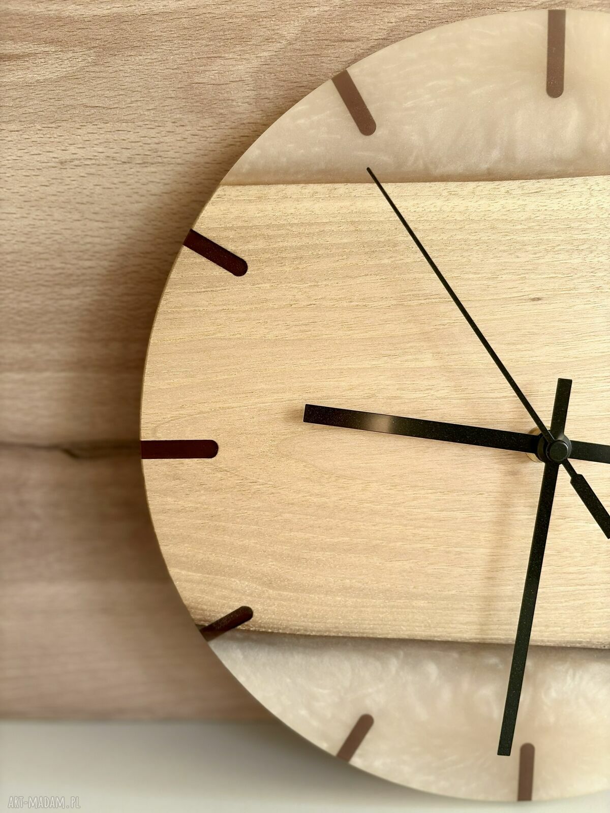 Zegar ścienny 30 cm z orzecha włoskiego i żywicy epoksydowej (bez cyfr)