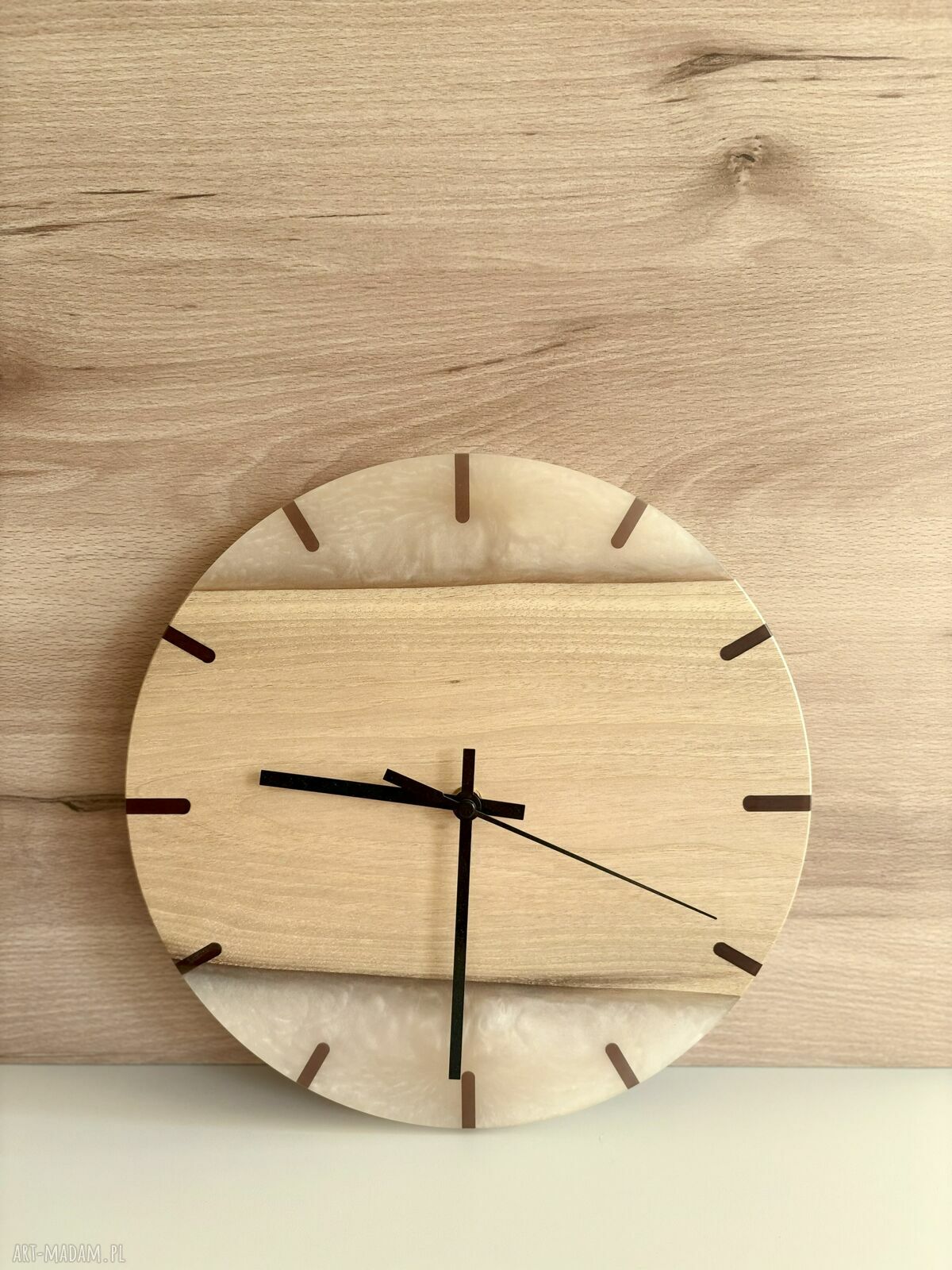 Zegar ścienny 30 cm z orzecha włoskiego i żywicy epoksydowej (bez cyfr)
