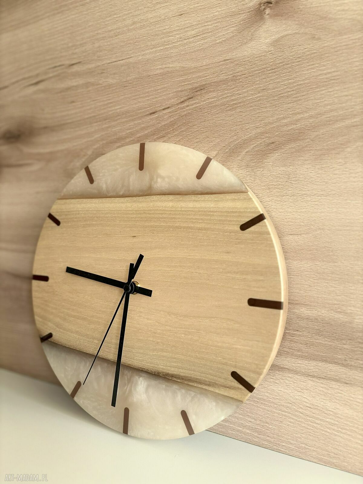Zegar ścienny 30 cm z orzecha włoskiego i żywicy epoksydowej (bez cyfr)