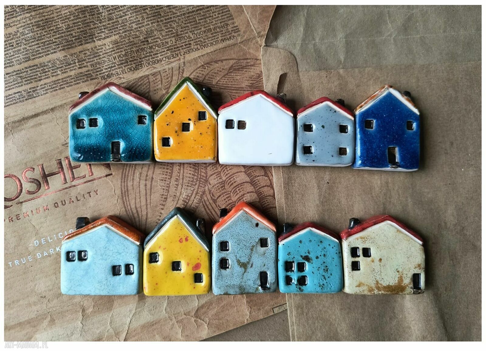 Zestaw 10 kolorowych domków z ceramiki - handmade na półkę