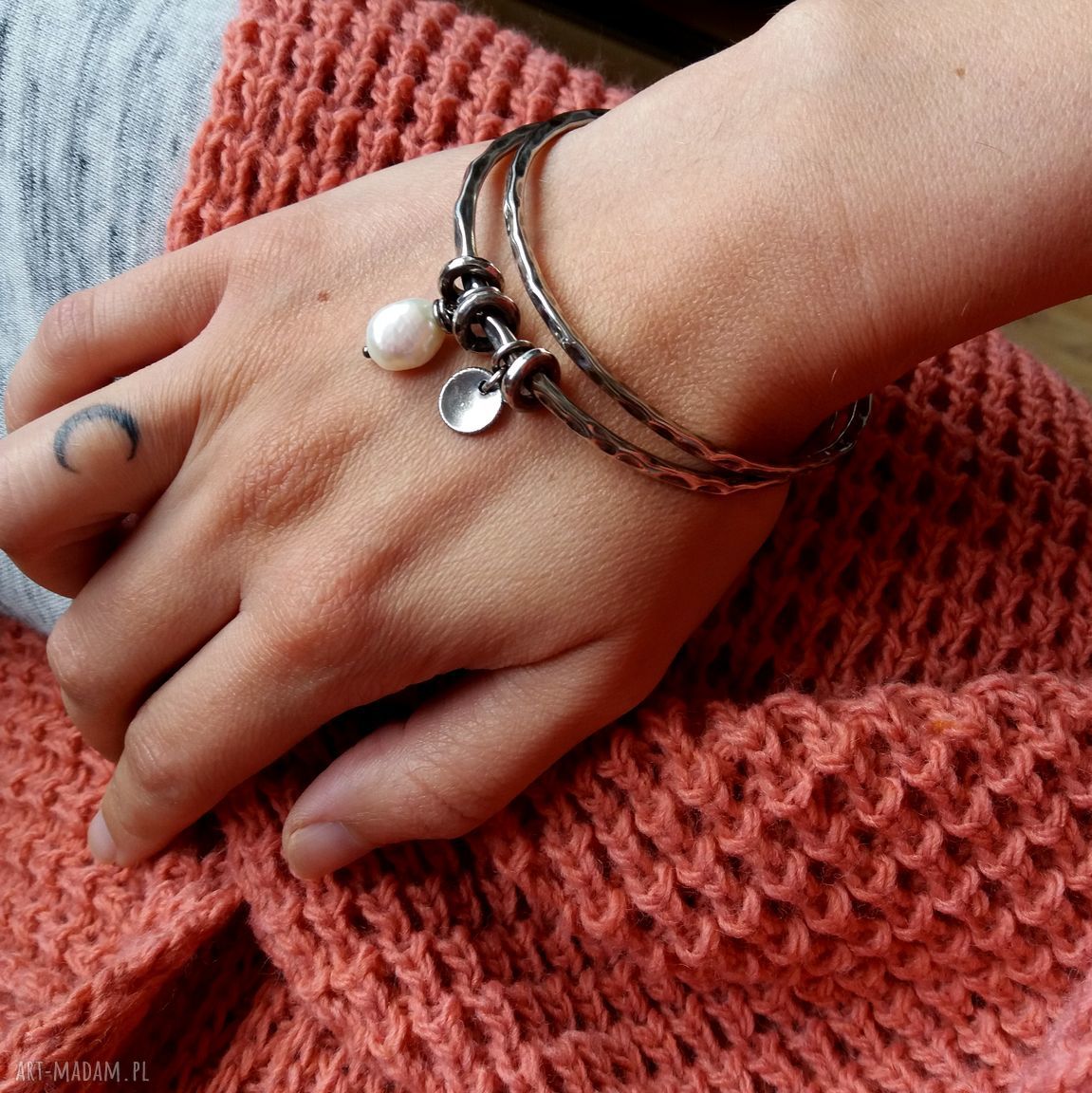 bransoletki: Zestaw 2 bransolet z zawieszkami srebro i perła. Handmade