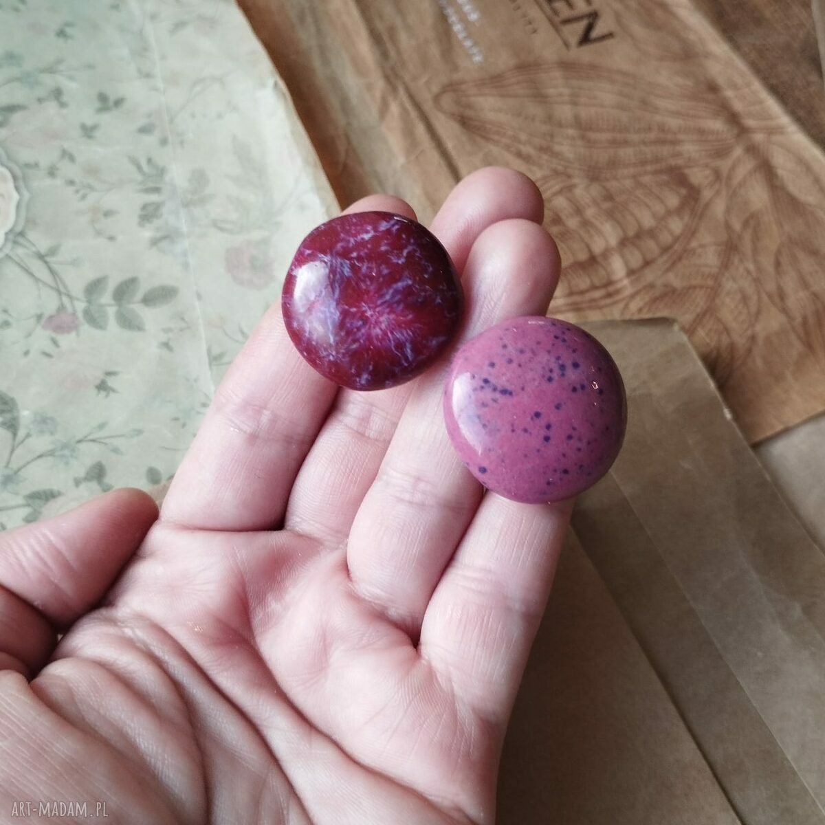 Zestaw 2 różowych pierścionków z ceramicznymi oczkami