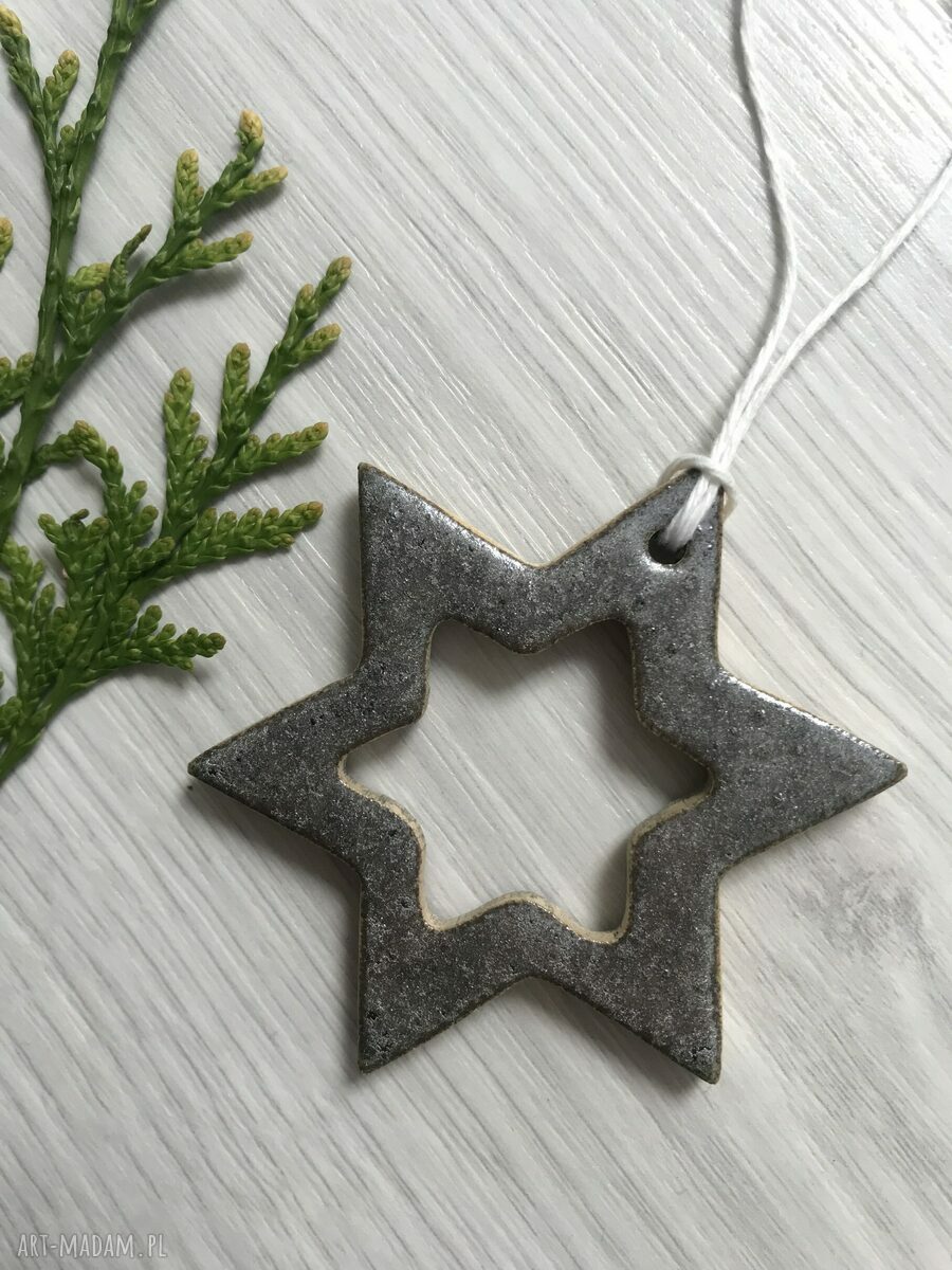 Zestaw 20 ceramicznych zawieszek choinkowych - ręcznie robione ozdoby