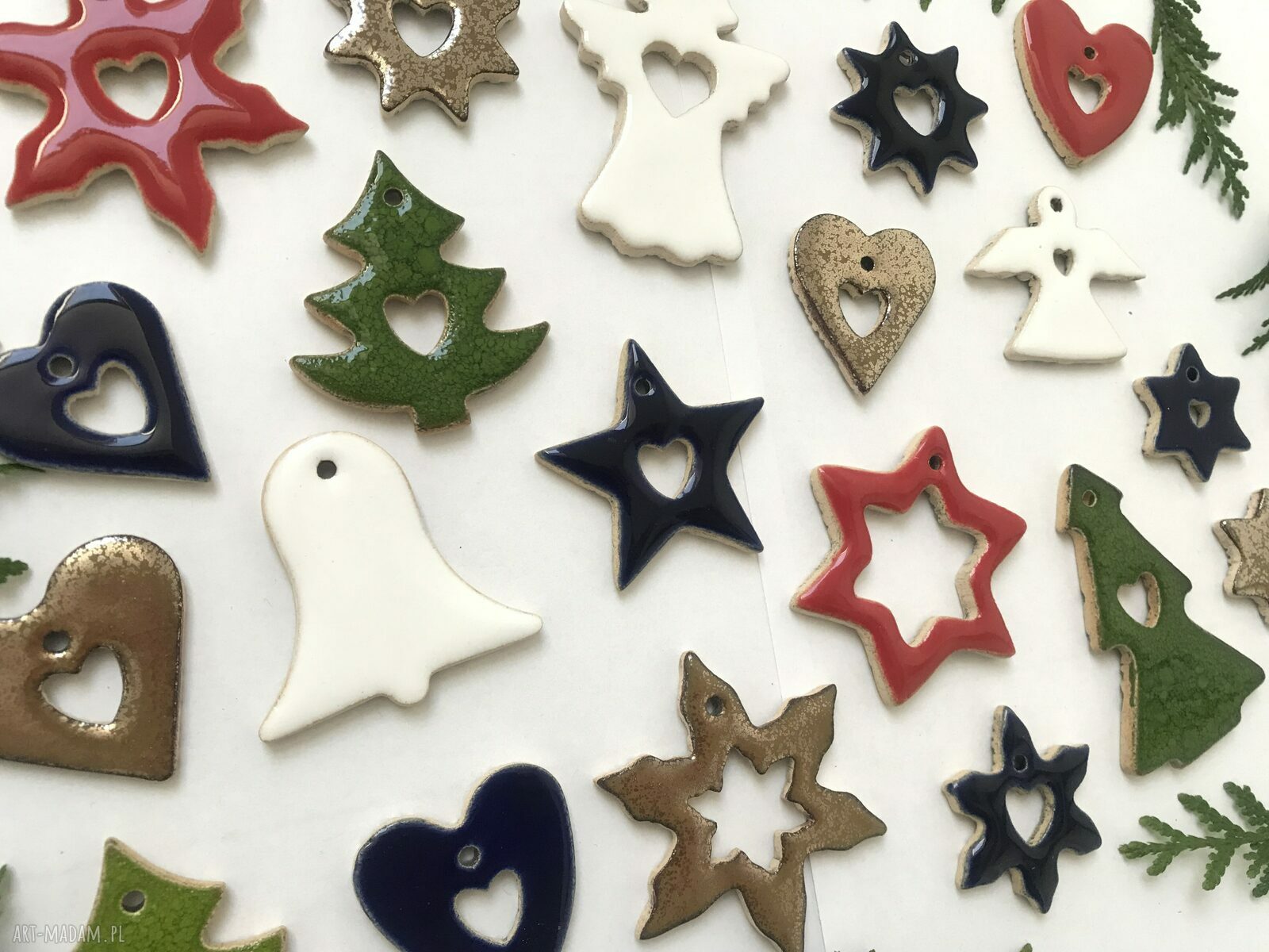 Zestaw 20 zawieszek choinkowych - ręcznie wykonane ceramiczne ozdoby dwustronne