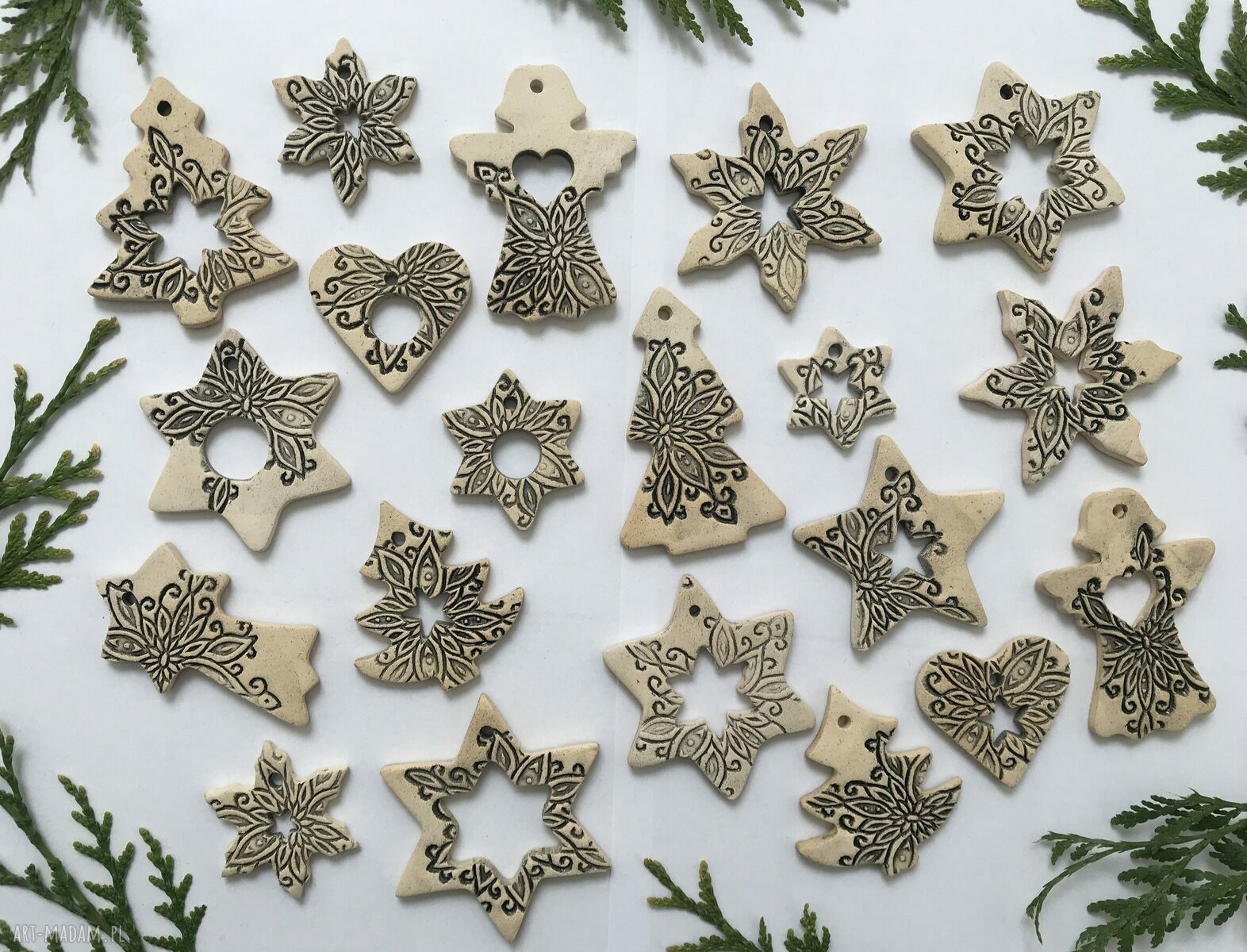 Zestaw 20 ceramicznych zawieszek choinkowych - ręcznie robione ozdoby