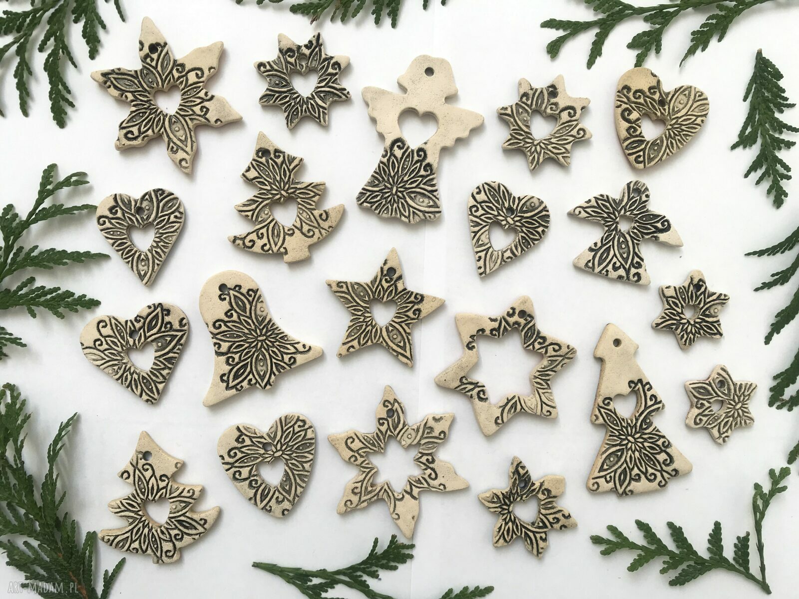 Zestaw 20 zawieszek choinkowych - ręcznie wykonane ceramiczne ozdoby dwustronne