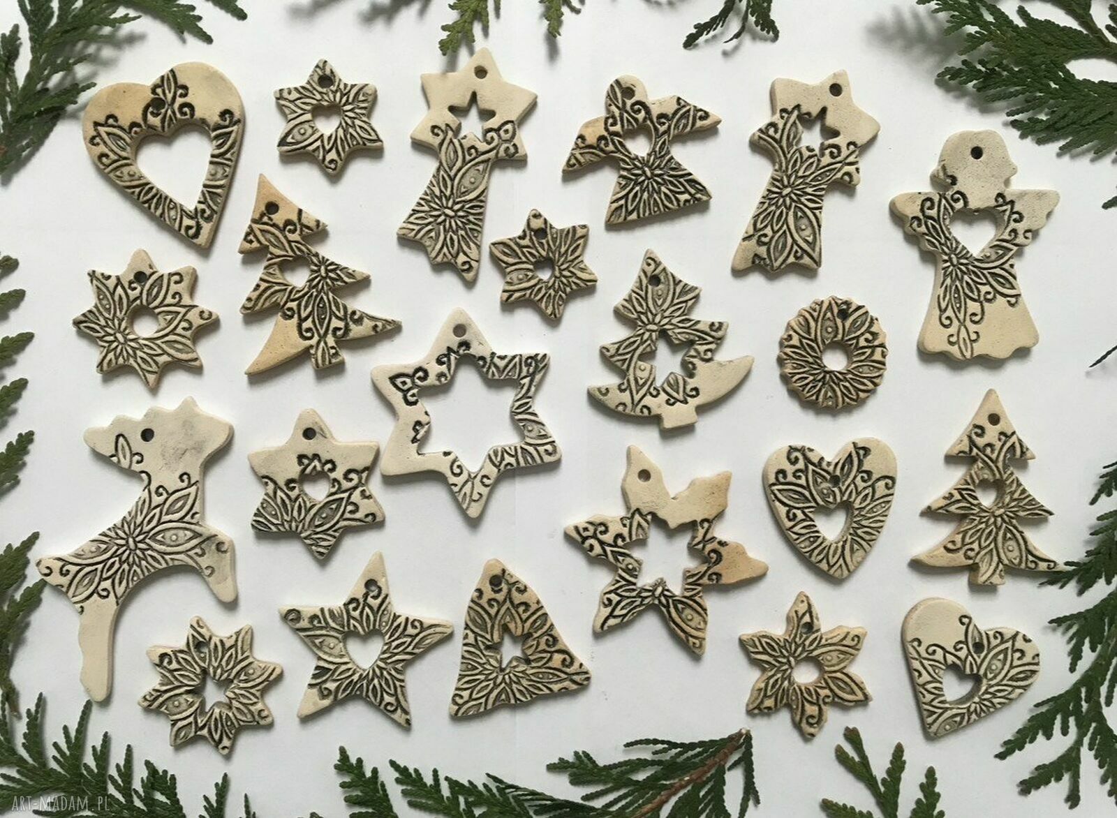 Zestaw 22 ręcznie robionych ceramicznych zawieszek na choinkę