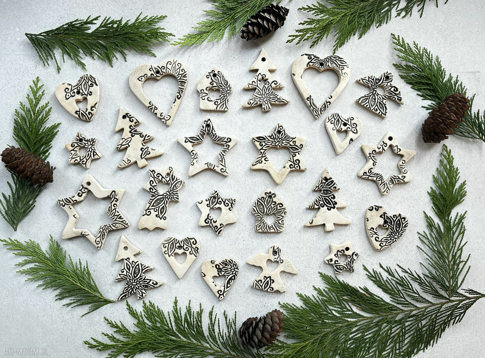 Zestaw 23 ceramicznych zawieszek choinkowych