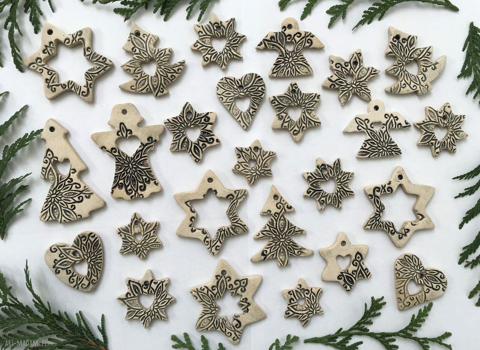 Zestaw 25 ceramicznych ozdób choinkowych - ręcznie wykonane zawieszki z sznureczkiem