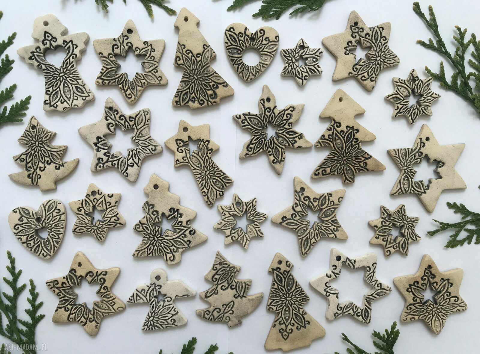 Zestaw 25 ceramicznych zawieszek choinkowych z białym sznureczkiem (dwustronne)