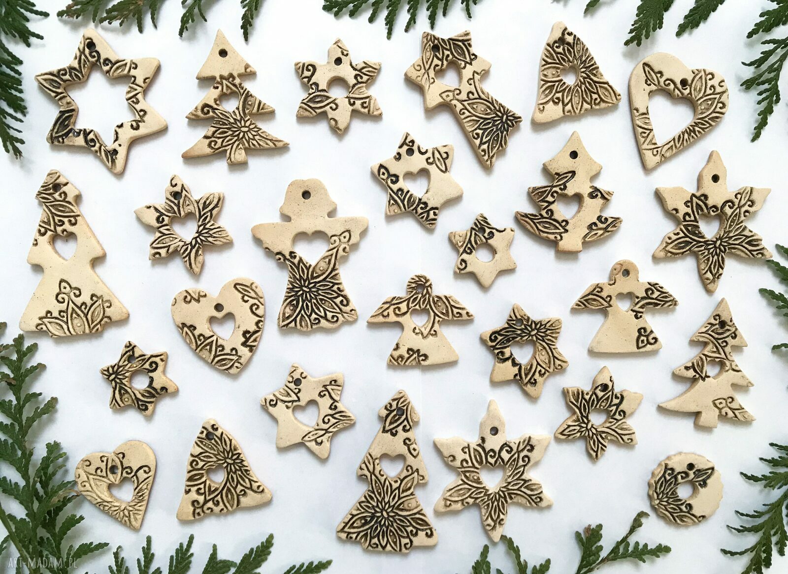Zestaw 26 ceramicznych zawieszek świątecznych - dwustronne ozdoby choinkowe