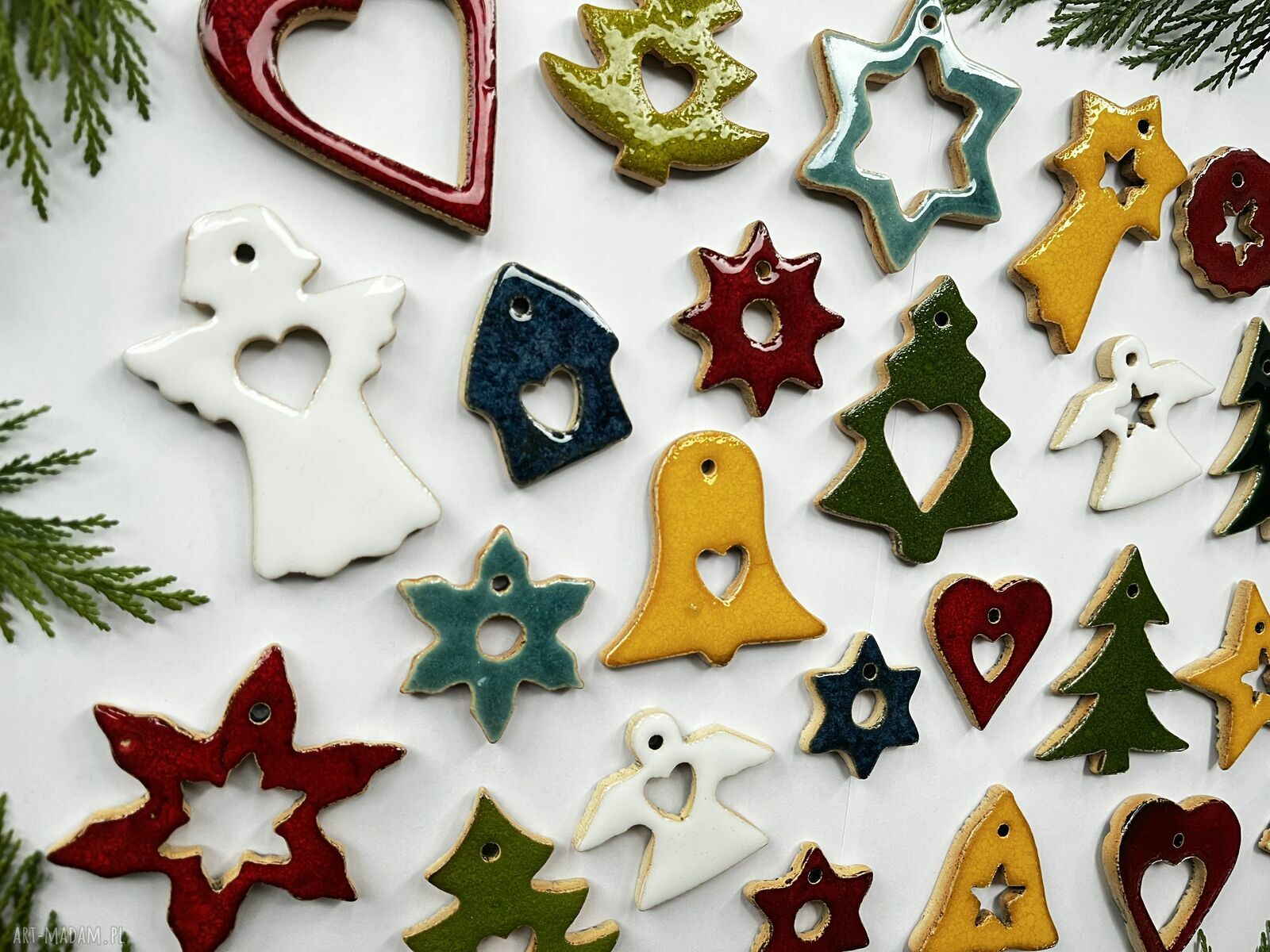 Zestaw 26 ceramicznych zawieszek świątecznych na choinkę