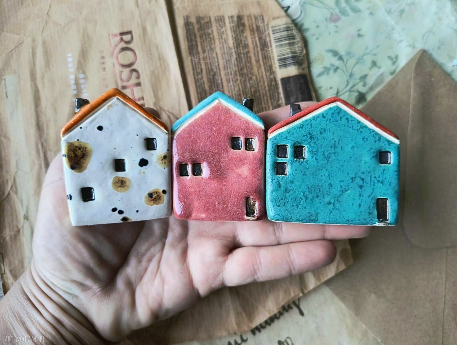 Kolorowy zestaw 3 domków ceramicznych handmade do postawienia na półce