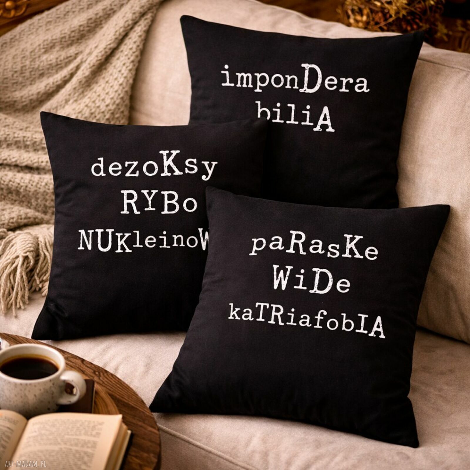 Zestaw 3 poszewek „Słowa jak zaklęcia” - czarne poduszki z typografią